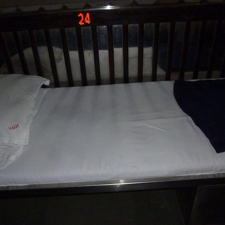 Yadgar Guest House Мумбай Екстериор снимка