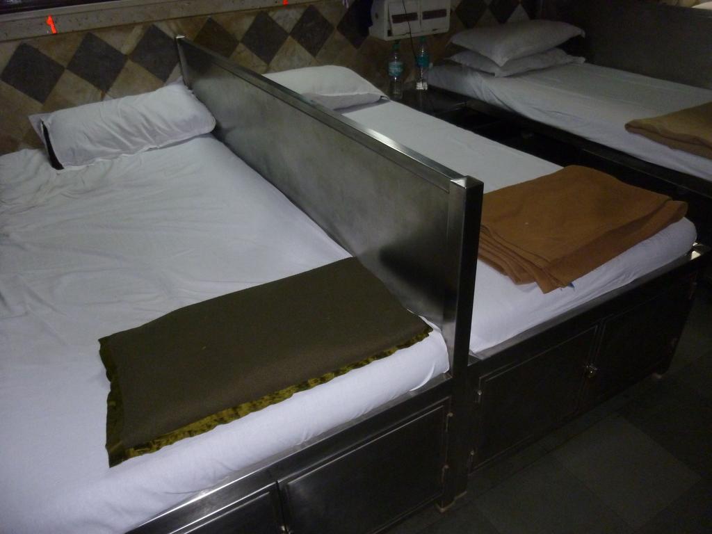 Yadgar Guest House Мумбай Екстериор снимка