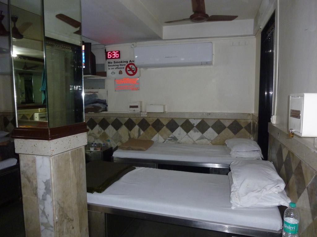 Yadgar Guest House Мумбай Екстериор снимка