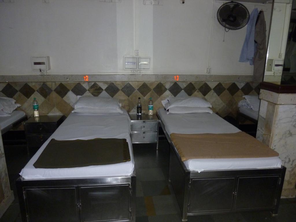 Yadgar Guest House Мумбай Екстериор снимка