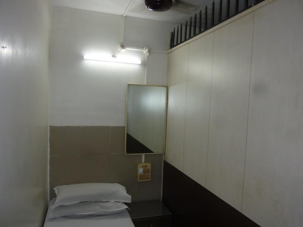Yadgar Guest House Мумбай Екстериор снимка