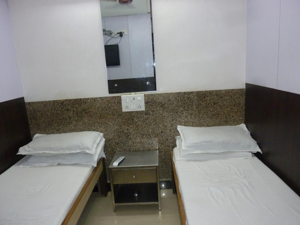 Yadgar Guest House Мумбай Екстериор снимка