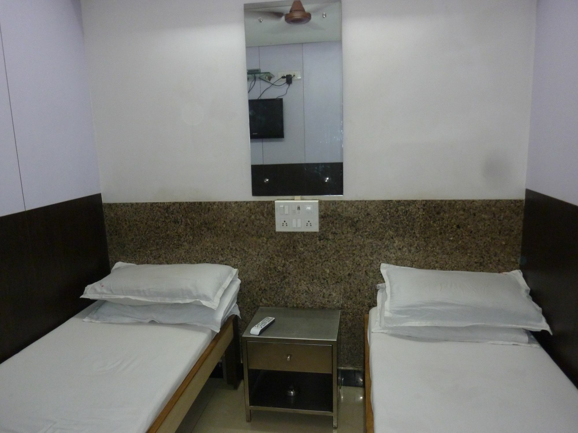Yadgar Guest House Мумбай Екстериор снимка