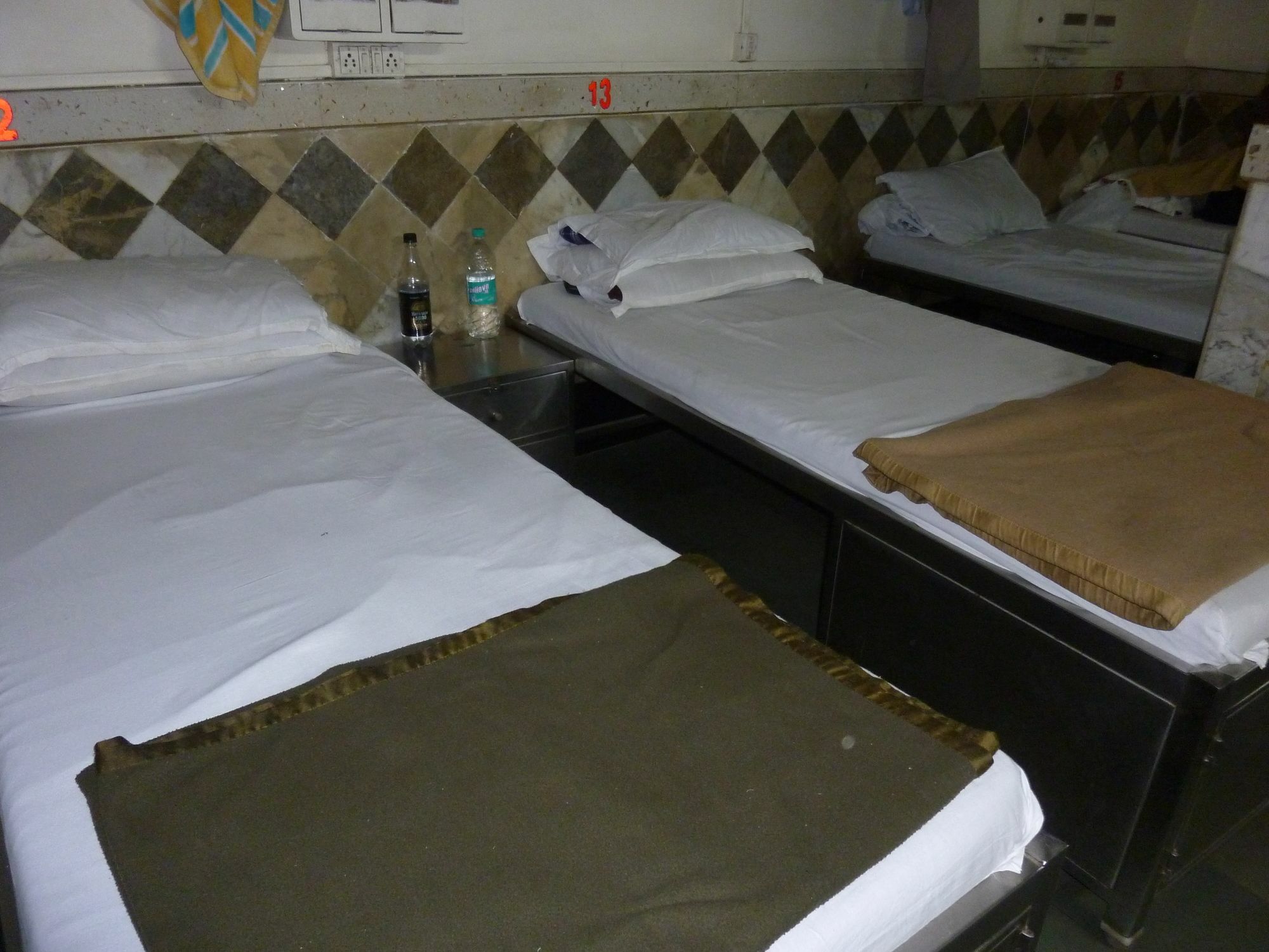 Yadgar Guest House Мумбай Екстериор снимка