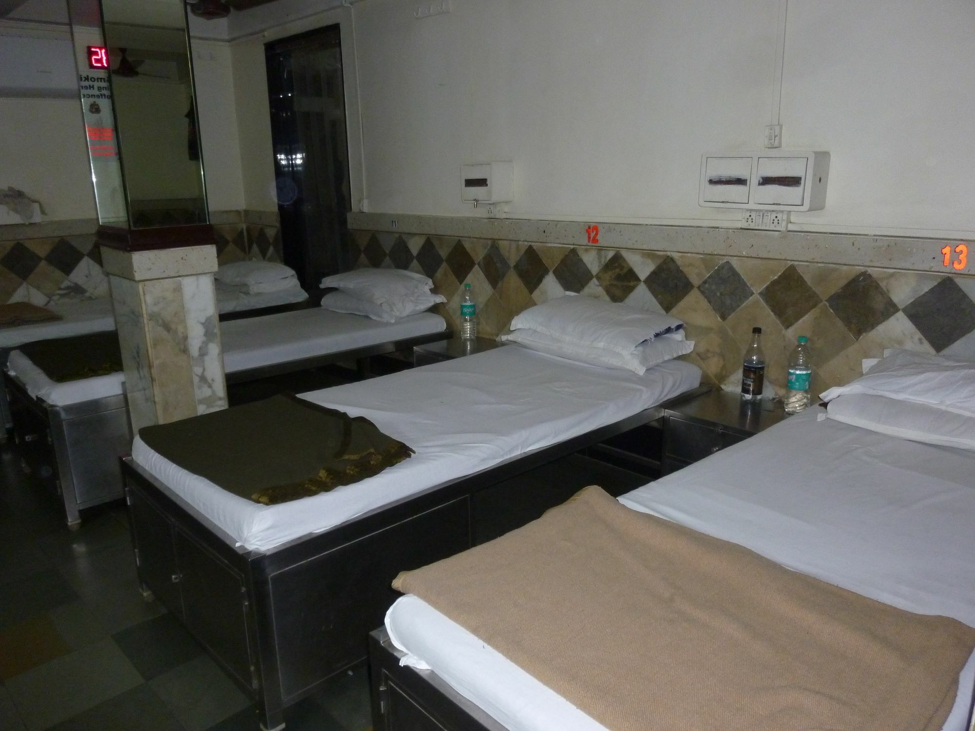 Yadgar Guest House Мумбай Екстериор снимка