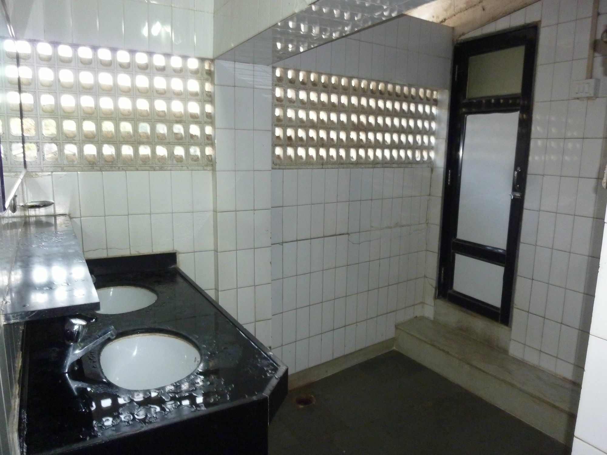 Yadgar Guest House Мумбай Екстериор снимка